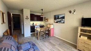 A compact living space with a kitchenette, a dining area, and a TV stand. - 1st floor, balcony, tv, 32m², Villard de Lans (Corrençon-en-Vercors)