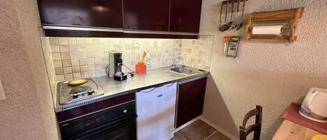 Fridge, microwave, oven, coffee/tea maker