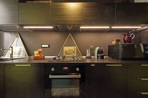 Appartement | Privékeuken | Een espressoapparaat, een waterkoker, een broodrooster