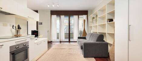 Réfrigérateur, four à micro-ondes, surface de cuisson, lave-vaisselle