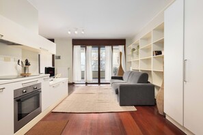 Réfrigérateur, micro-ondes, plaque de cuisson, lave-vaisselle