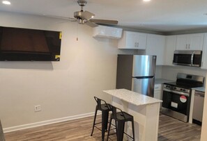 Mikrobølgeovn, ovn, kokeplater og oppvaskmaskin