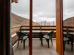 Property grounds - 40m from ski slopes, 3rd floor, swimming pool, sauna, balcony, tv, ski locker, 33m², Les Orres (Les Orres)