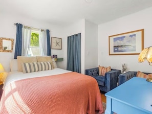 3 bedrooms, in-room safe, desk, iron/ironing board