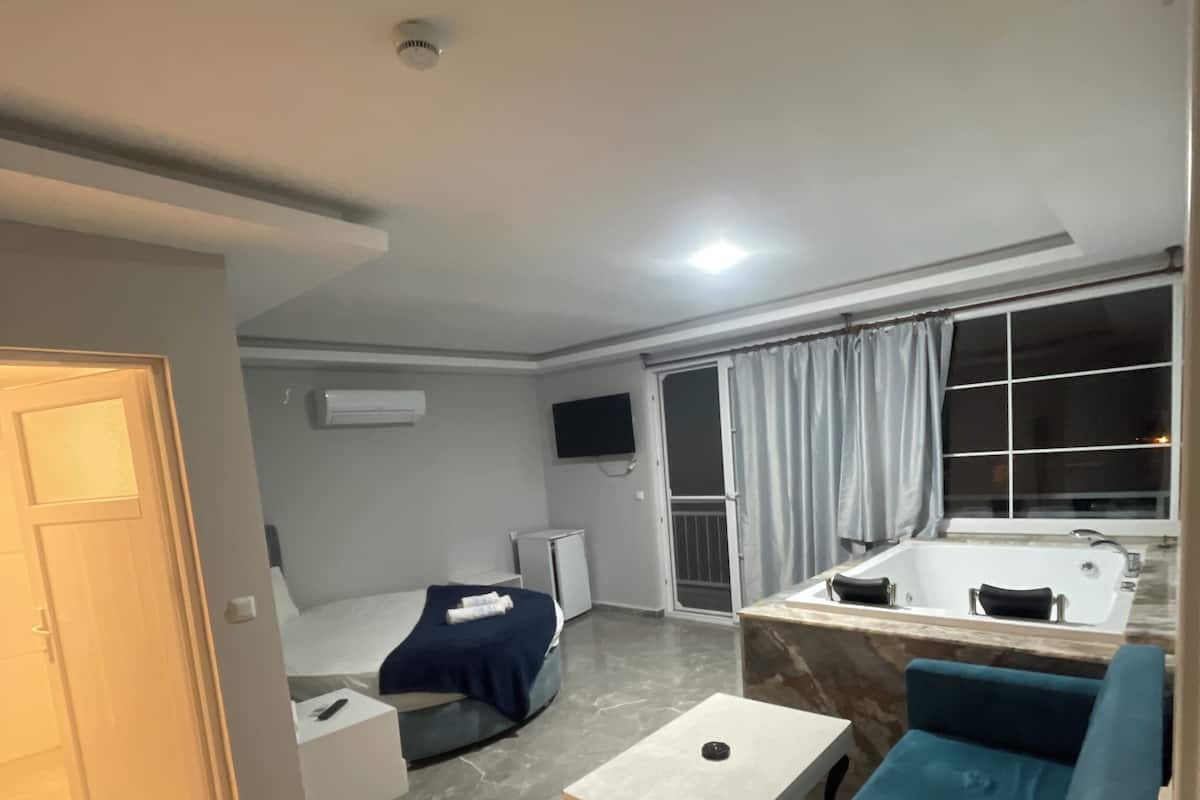 Deluxe Suite, Balcony, Sea View | 1 bedroom