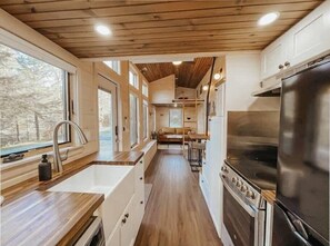 Réfrigérateur, micro-ondes, four, plaque de cuisson