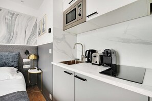 Kühlschrank, Mikrowelle, Herdplatte, Wasserkocher mit Kaffee-/Teezubehör