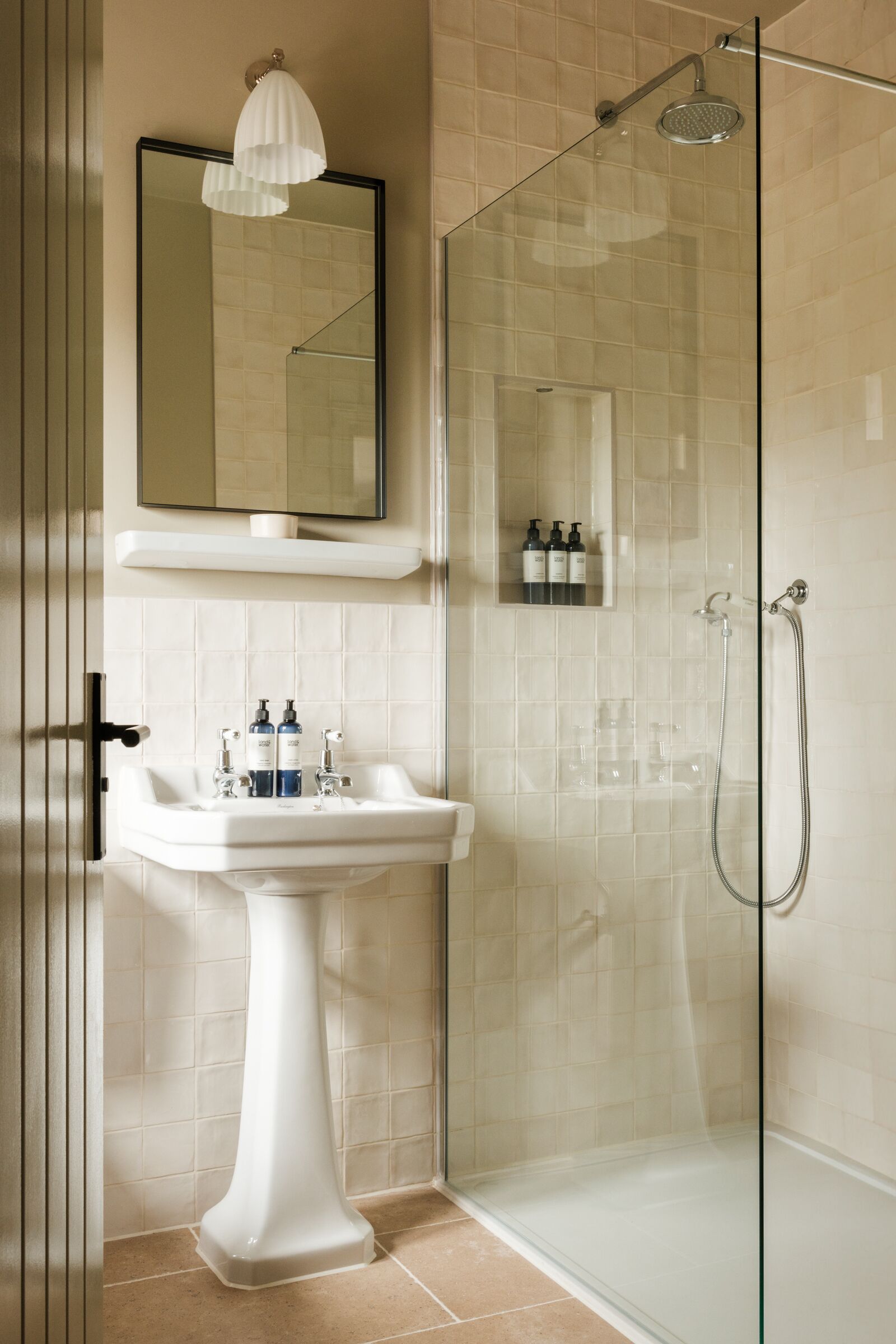 Regadera, amenidades de baño gratuitas, toallas, jabón 
