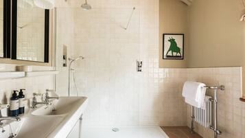 Un baño moderno con ducha, lavabo e inodoro.