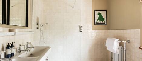 Un baño moderno con ducha, lavabo e inodoro.