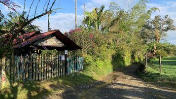 Vista frontal de la propiedad