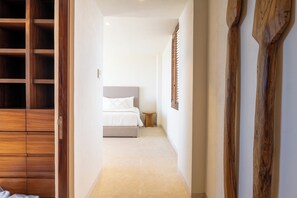 Condo tiện nghi đơn giản, quang cảnh biển | Tủ quần áo