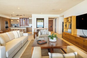 Comfort Condo, Sea View | Living room