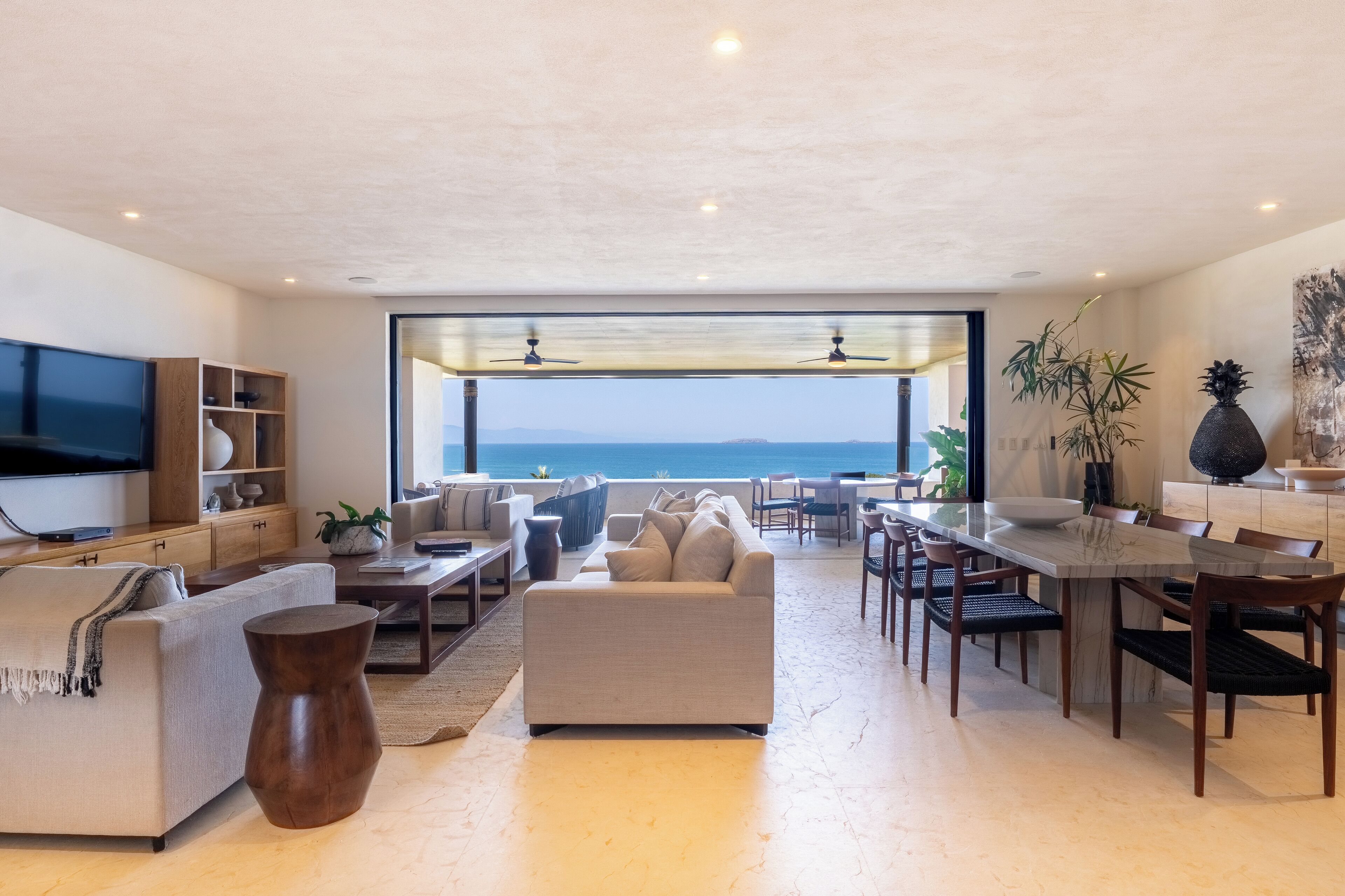 Apartamento Confort, vistas al mar | Zona de estar | Televisión de pantalla plana de 60 pulgadas con canales por cable