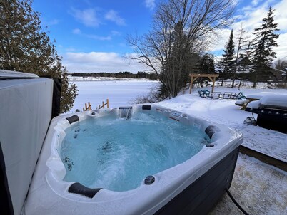 Riverfront Retreat/Hot Tub/ Short Walk to Downtown