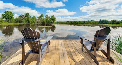 Riverfront Retreat/Hot Tub/ Short Walk to Downtown