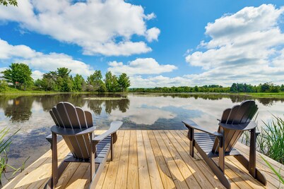 Riverfront Retreat/Hot Tub/ Short Walk to Downtown