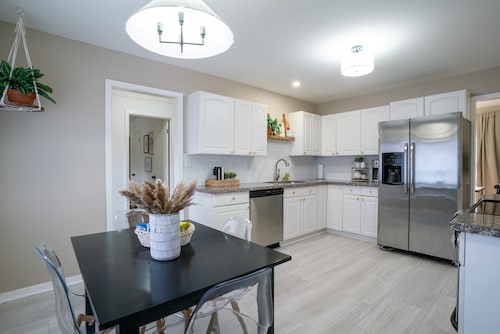 Charming 3-bedroom house, convenient location Overland Park