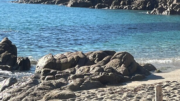 A rocky beach with clear blue water and a rugged coastline. - Magnificent renovated air-conditioned rooftop terrace/50m from the sea. (CAVALAIRE SUR MER)
