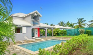 Pool - Villa Yanachrys with private pool, located in a quiet area 5 away to city center (Saint François)