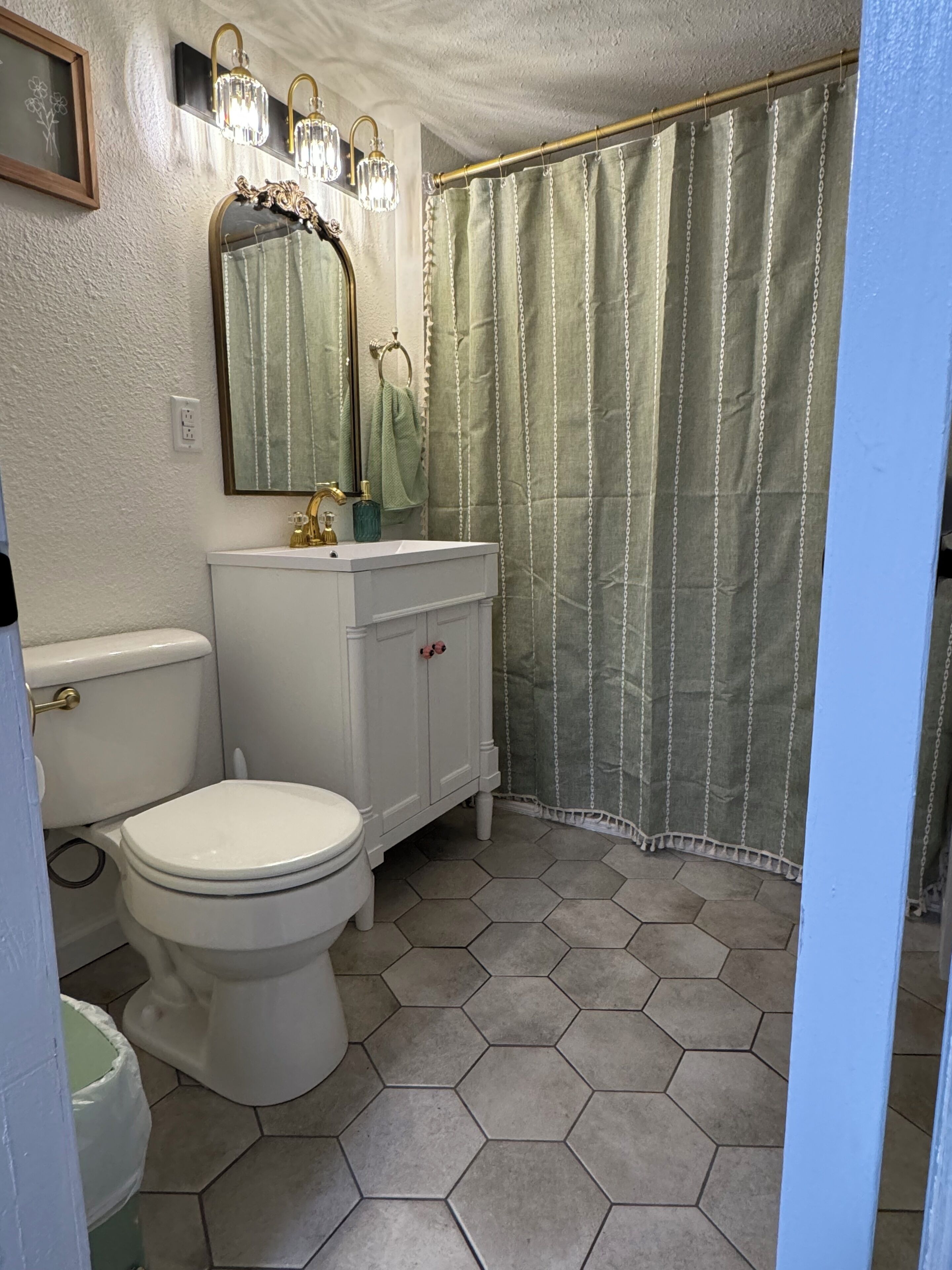 Secador de cabelo, toalhas de banho, sabonete, papel higiênico