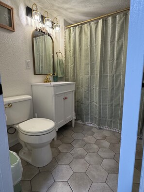 Haartrockner, Handtücher, Seife, Toilettenpapier