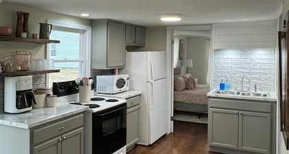 Cozy 1-bedroom house with AC and WiFi in charming Farmington