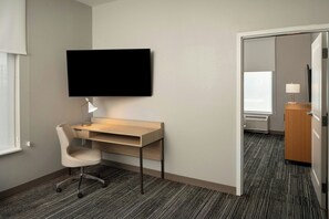 ห้องสวีท, 1 ห้องนอน, ปลอดบุหรี่ | โต๊ะทำงาน, พื้นที่ทำงานแบบใช้แล็ปท็อป, เตารีด/โต๊ะรีดผ้า