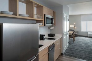 套房, 1 間臥室 | 書桌、筆電工作空間、熨斗/熨衣板、免費搖籃/嬰兒床