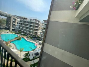 อพาร์ทเมนท์, 1 ห้องนอน, ลานระเบียง | สระว่ายน้ำ | สระว่ายน้ำกลางแจ้ง