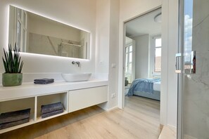 Dusj, hårføner og håndklær