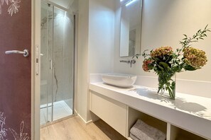 Een douche, een haardroger, handdoeken