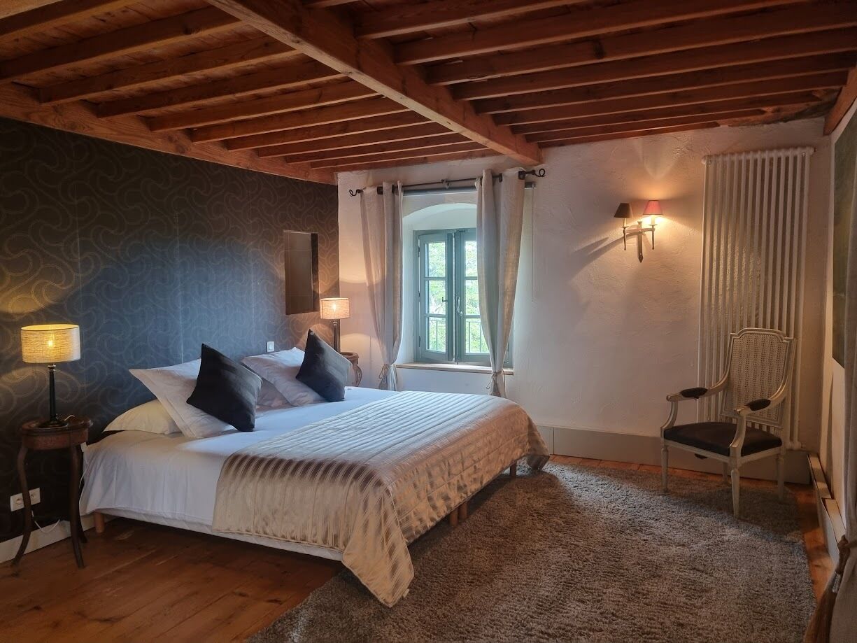 6 chambres, fer et planche à repasser, Wi-Fi, draps fournis