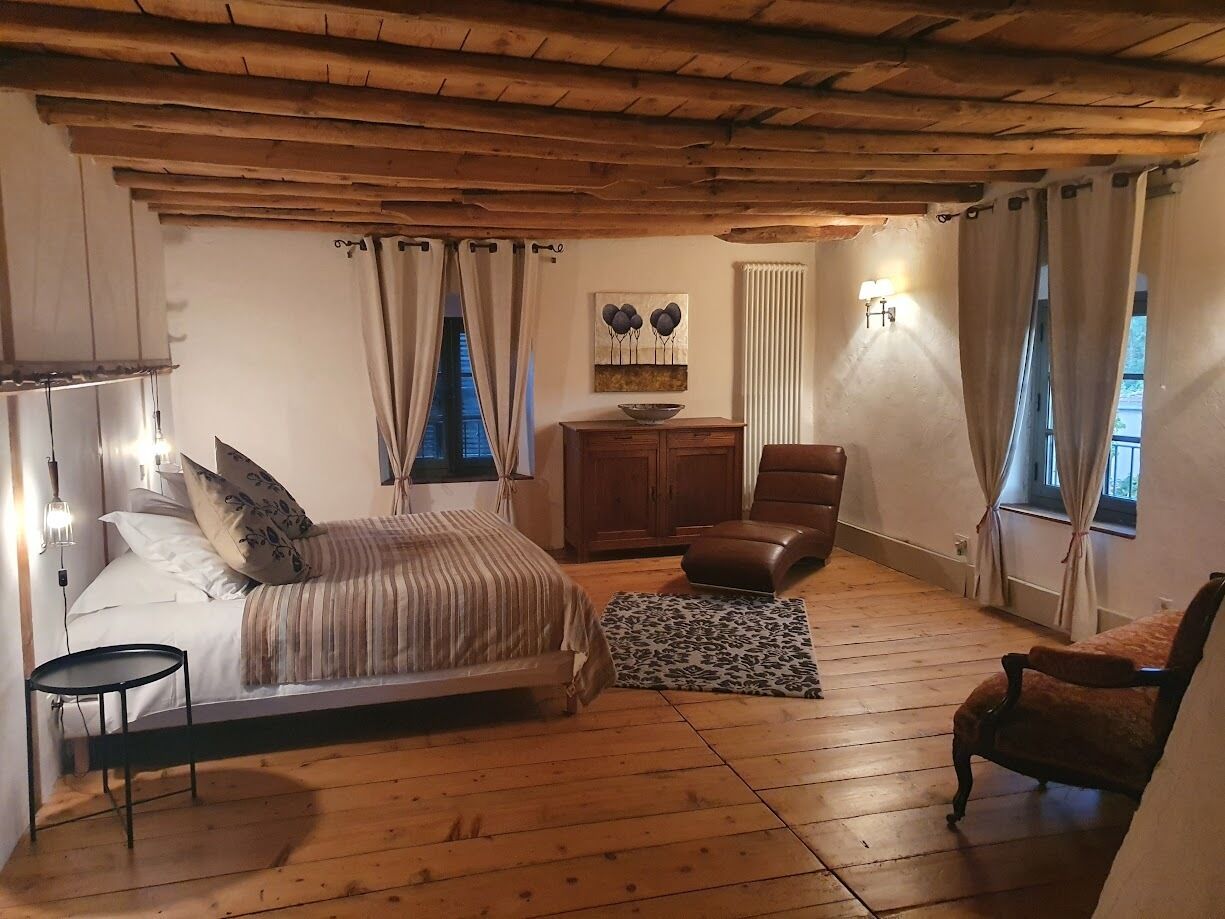 6 bedrooms, iron/ironing board, WiFi, bed sheets