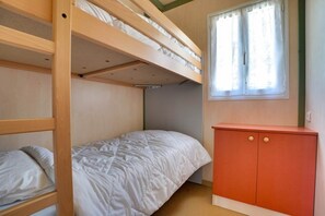 1 bedroom, WiFi - 3 bedroom cottage for 6/8 people (L'AIGUILLON-LA-PRESQU'ÎLE)