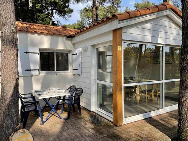 Outdoor dining - Gite 2 bedrooms 4 persons (L'AIGUILLON-LA-PRESQU'ÎLE)