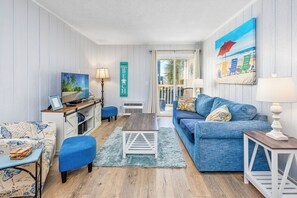 Living area - Cozy 2-bedroom condo in awesome North Myrtle Beach with AC, WiFi (North Myrtle Beach)