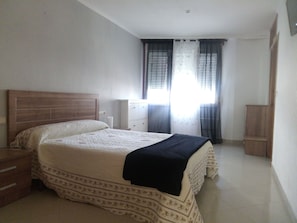 4 bedrooms, iron/ironing board, free WiFi, bed sheets
