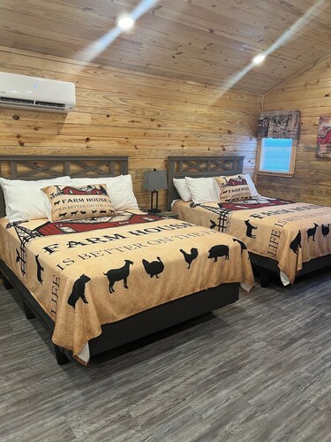 Cabin Unit 4 of 6 with AC and WiFi in serene Paige