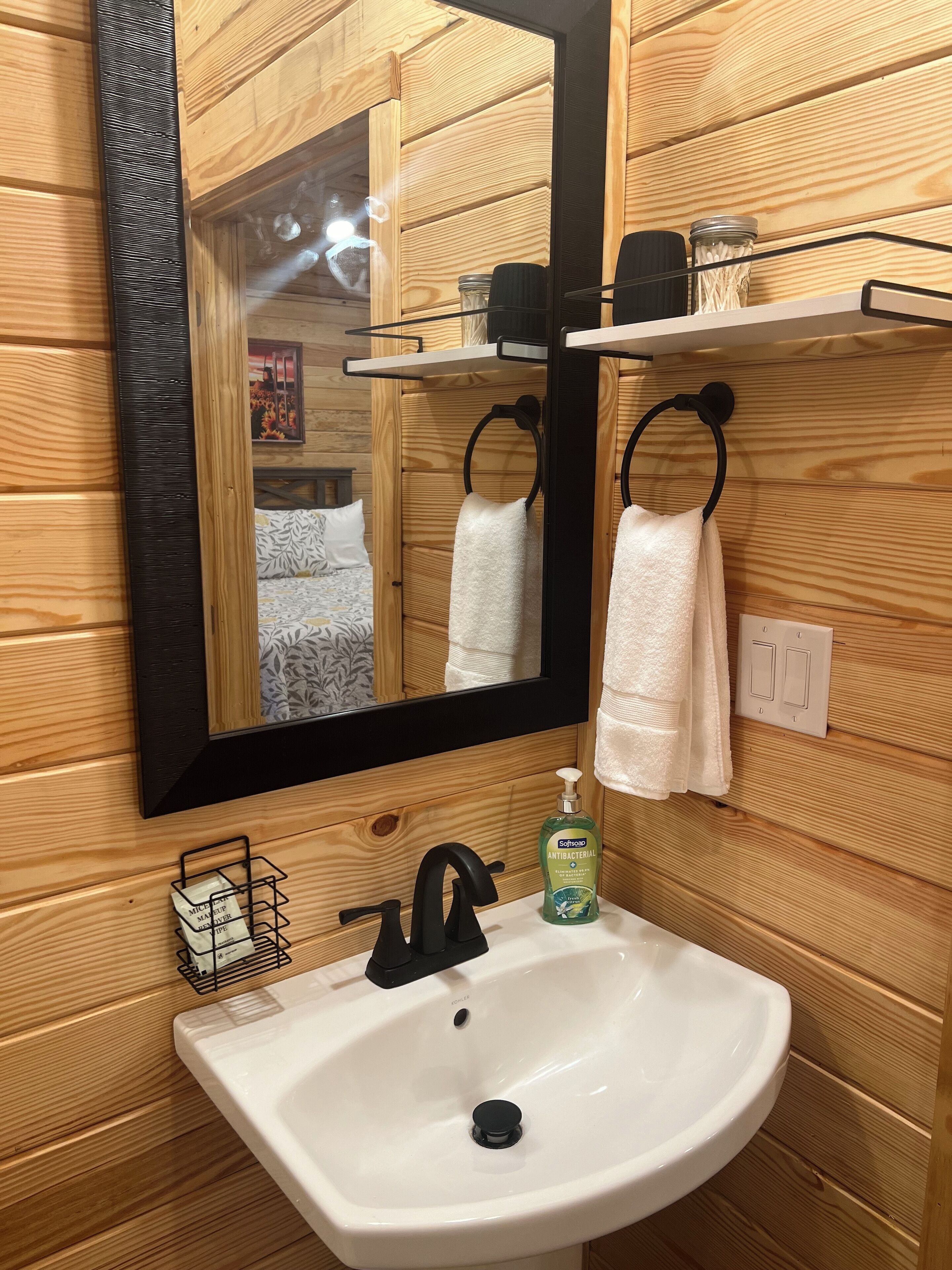 Douche, sèche-cheveux, serviettes fournies, savon