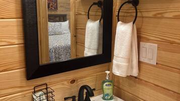 Douche, sèche-cheveux, serviettes fournies, savon