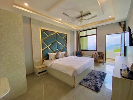 Deluxe Room, Balcony, Valley View. Hotel Kavita Palace