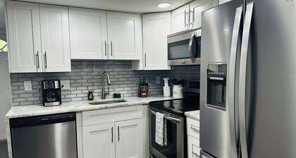 Charming 2-bedroom apartment with AC, WiFi in pleasant Delray Beach