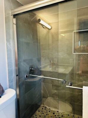Dusche, Haartrockner, Handtücher, Seife
