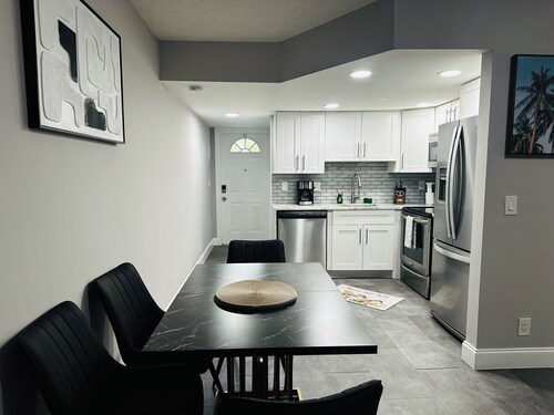 Charming 2-bedroom apartment with AC, WiFi in pleasant Delray Beach