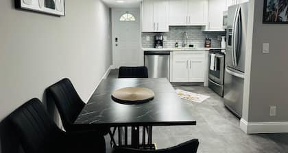 Charming 2-bedroom apartment with AC, WiFi in pleasant Delray Beach