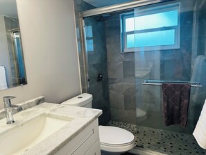 Douche, sèche-cheveux, serviettes fournies, savon