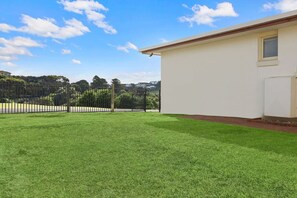 Property grounds - Logans Beach Apartments - Greenviews (Warrnambool)