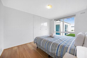2 bedrooms, desk, iron/ironing board, travel crib - Logans Beach Apartments - Greenviews (Warrnambool)
