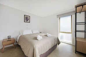 Iron/ironing board, travel cot, WiFi, bed sheets - Logans Beach Apartments - Elements (Warrnambool)